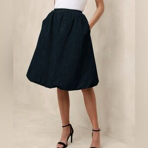 Banana Republic Taffeta knee-length balloon skirt. Size 4 NWT